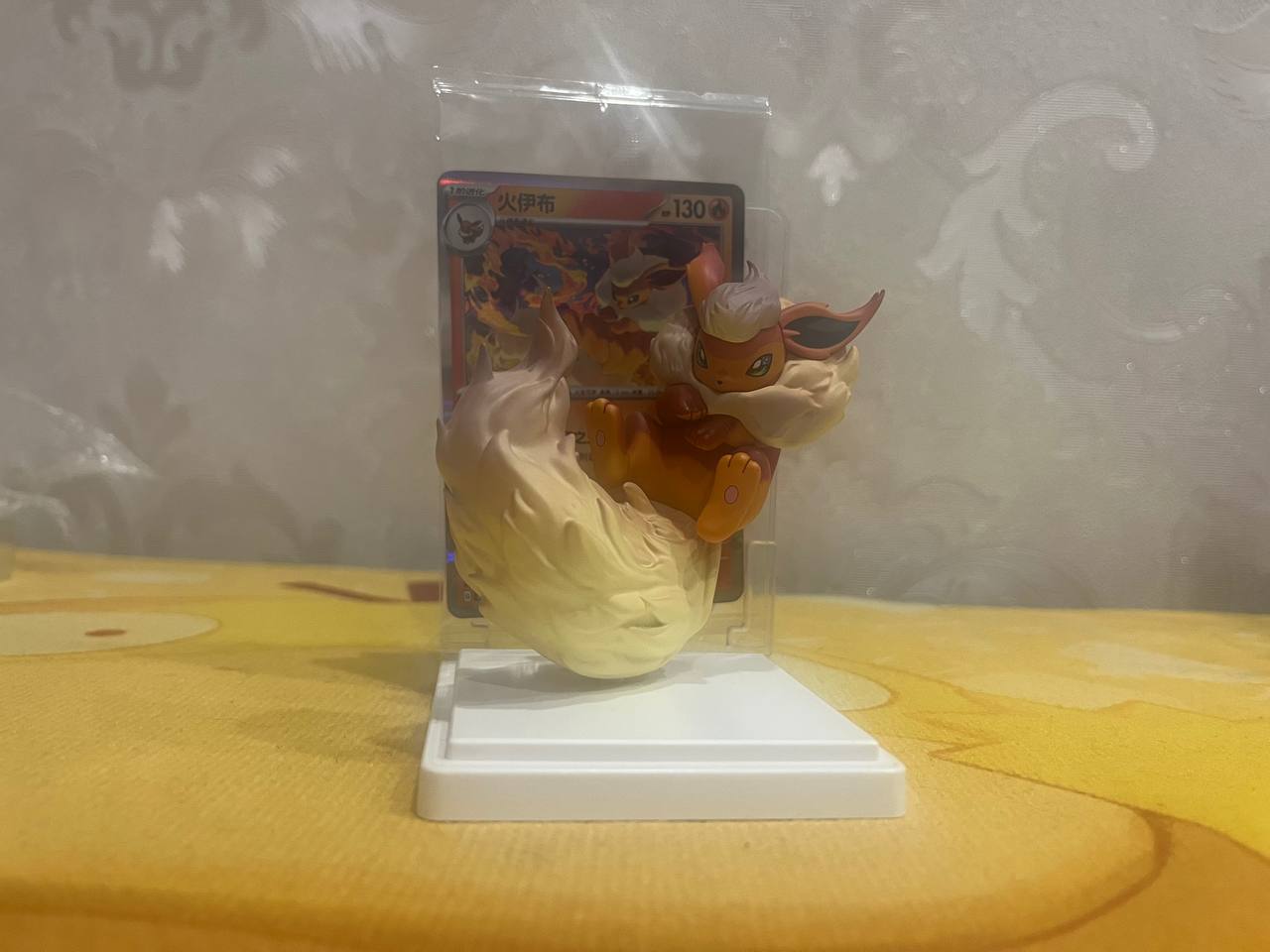 Фигурка Flareon + карта